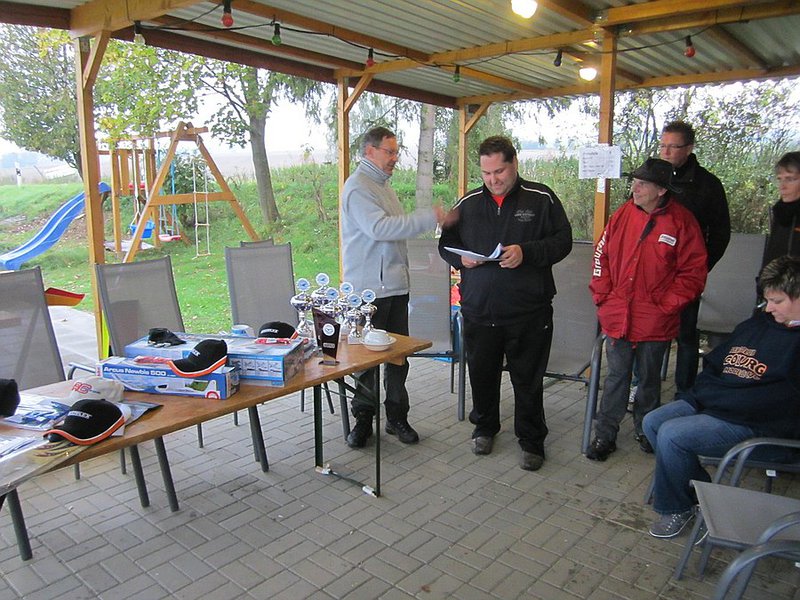 KleinIMG_5349.jpg (196.35 KiB) 13867 mal betrachtet Danke an die Helfer und Organisatoren und an Stefan Höllein für die gespendeten und verlosten Sachpreise.