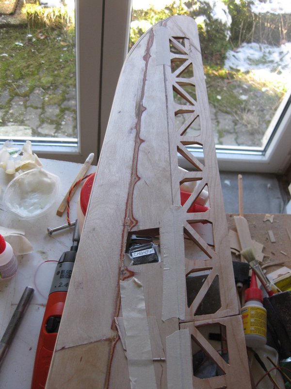 KleinIMG_0563.jpg (197.75 KiB) 12430 mal betrachtet Servoschacht äußeres Querruder, das DES 428 BB MG geht grade so rein. Wegen der eher bescheidenen Ruderkraft dieses Microservos ist der Gabelkopf ganz innen eingehängt und für die Servoachse ausgeschliffen. Schalentierflieger kennen das. Von unten sieht die Ruderaufhängung wie eine konventionelle V-Kehle mit unten angeschlagenen Ruderblättern aus, aber........