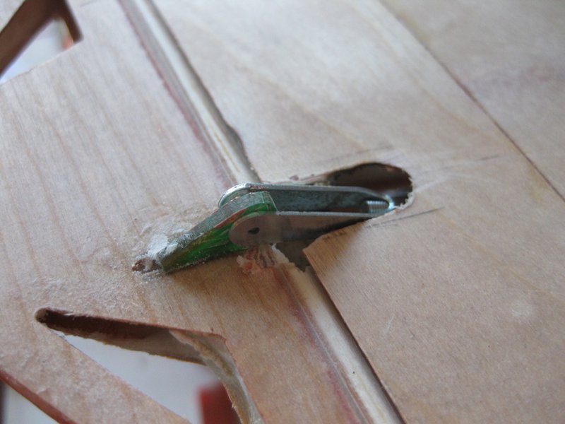 KleinIMG_0566.jpg (191.63 KiB) 12430 mal betrachtet von oben sieht man hier am Ruderhorn die Balsa-Dichtlippe die in eine U-förmige Hohlkehle hineinläft. Ich bau das bei Rippenflächen schon seit 15 Jahren so. Von unten ein einfaches, aerodynamisch einwandfreies Tesascharnier, von oben siehts aber aus wie die Hohlkehle des Originals.