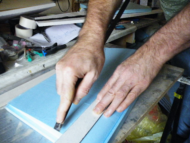 Holm Anzeichnen mit Stahllieneal die Vertiefung machen