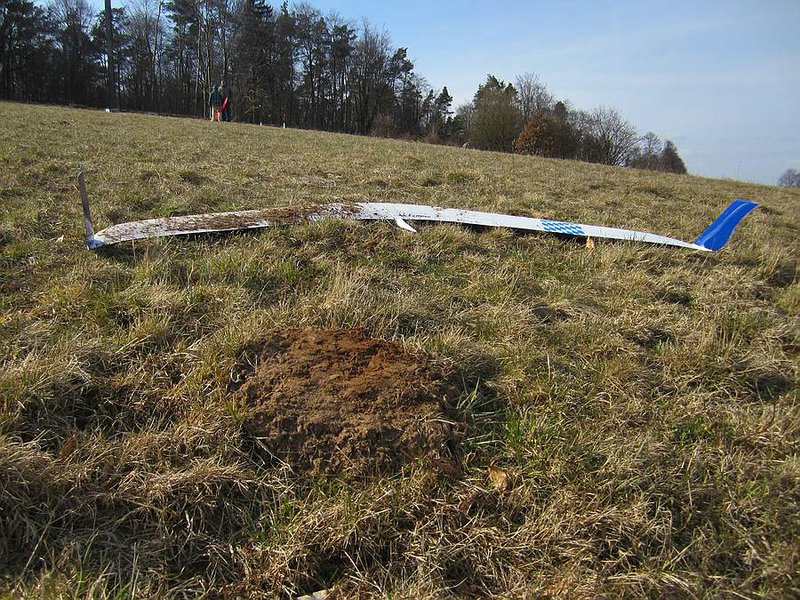 X-mess ist kein Flugzeug, sondern eine landwirtschaftliche Maschine zur Höhenregulierung von Maulwurfhaufen