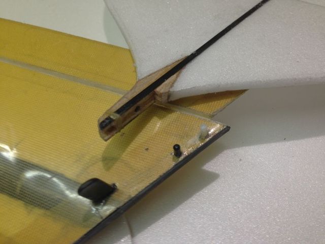 Auf der Endrippe is ein CFK-Streifen aufgeklebt damit ....die Wingletts zerstört werden und nicht die Fläche