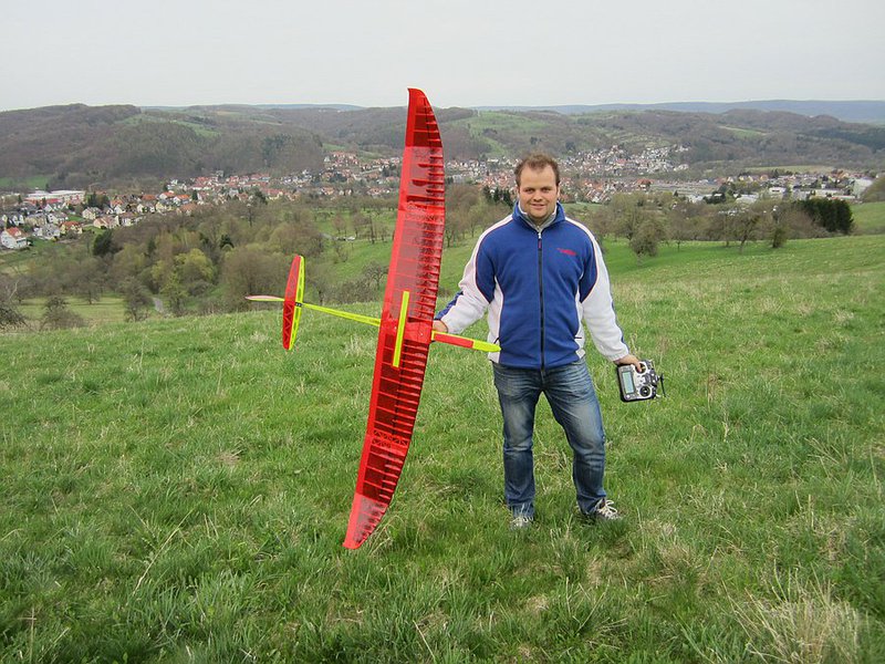 KleinIMG_1794.jpg (198.54 KiB) 5877 mal betrachtet Der zufriedene Erbauer und Pilot nach den ersten paar Flügen