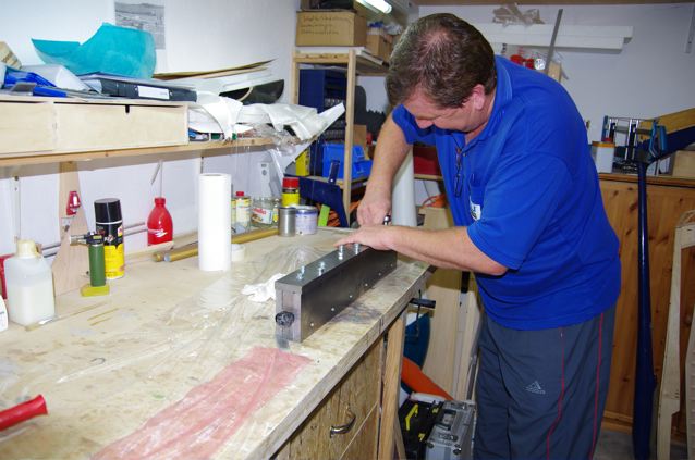 Thomas schraubt die Form zu