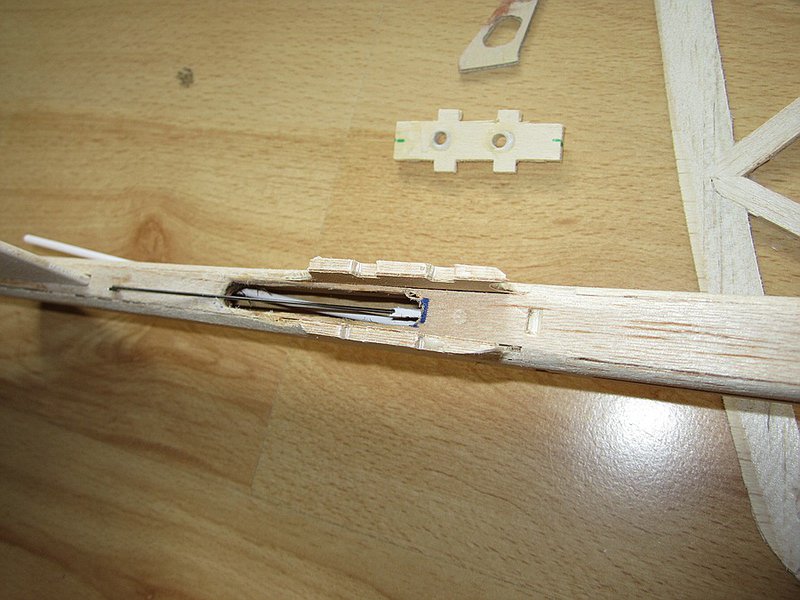 Ausschnitt im Rumpfdeckel, man sieht auch die die notwendige Länge der Außenhülle. Die letzte Befestigung ist am letzten Spant