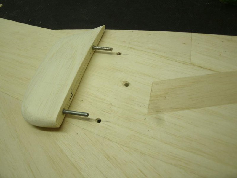 Vorne ein Führungsstift, hinten eine Gewindestange, zum auswechseln der Radträger