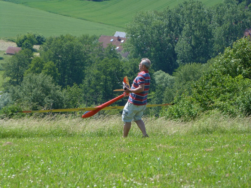 Elmar beim starten seines 4m Segler