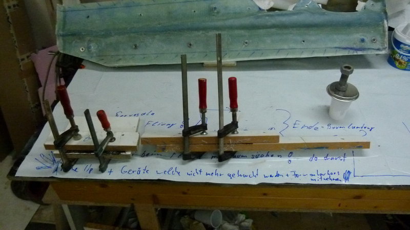 Auch die Pressspanplatten wurde beim formenbau schon midestens 2 mal Verwendet !<br />In dem Becher ist breits das weiß Pigmetierte Harz für das erste  Rumpflaminat. 3gr Farbpigmete auf 10gr Harz machen eine gut deckende Oberfläche.<br />Bei verschidenen Arbeitsweisen mit pigmetiertem harz hat sich herausgestellt das das Ruhen lassen des Pigmetierten Harzes vor der Härterzugabe  ein besseres Farbergebniss bringt.  Warum auch immer?!