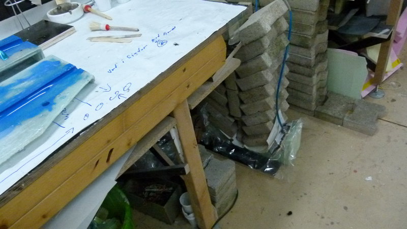 Am Boden ziwschen den Tischen.