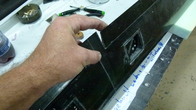 P1020398.JPG (204.65 KiB) 2300 mal betrachtet Wölbklappen nach oben für Entwölben (Speed) und Rücknflug an Hohem Ca. Das Ruder Taucht Spaltfrei in den Kasten ein!