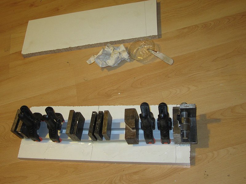 ...und miteinander verharzt. Profilabschnitte dienen als Lehre zum einhalten des genauen Querschnitts und der Parallelität