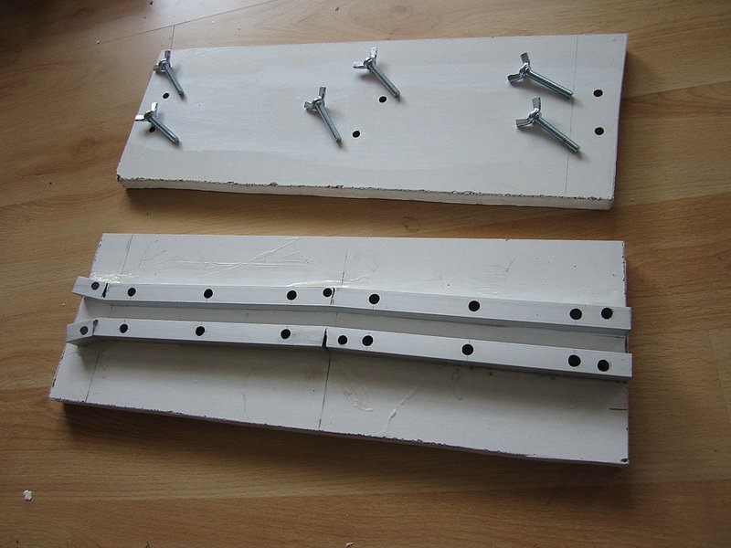 Die Verschraubungen mit Flügelmuttern, im Unterteil der Form sind Stahl-Eindrehmuffen von Hettich als Gewindeeinsätze verbaut