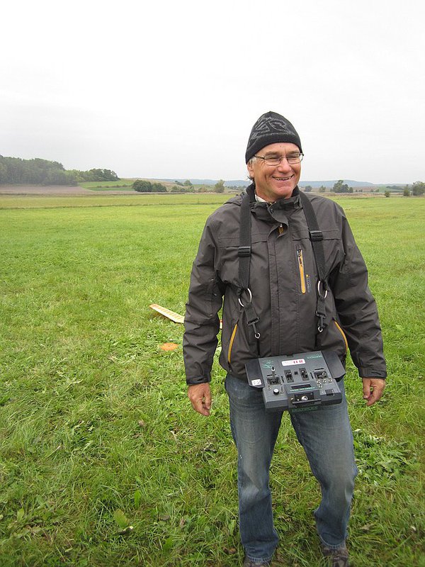 KleinIMG_5325.jpg (198.83 KiB) 13618 mal betrachtet So sieht jemand aus, der im x-ten Restart noch mal Thermik findet und seinen Eigenbau in der letzten Sekunde der Rahmenzeit für den Tausender vor den Landepunkt nagelt: Gerhard Demegni