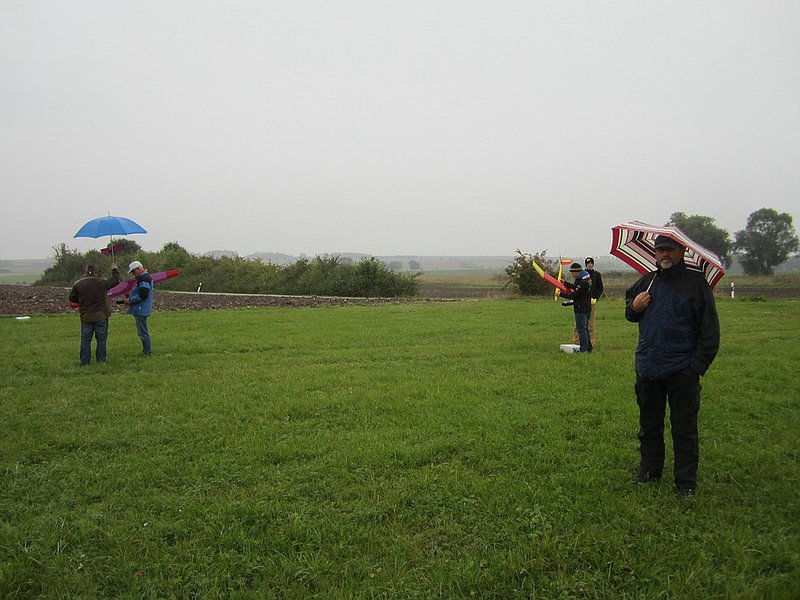 KleinIMG_5341.jpg (190.99 KiB) 13618 mal betrachtet ...und hier wartet auch mein "Edelhelfer", danke fürs coachen Dietmar ;-)