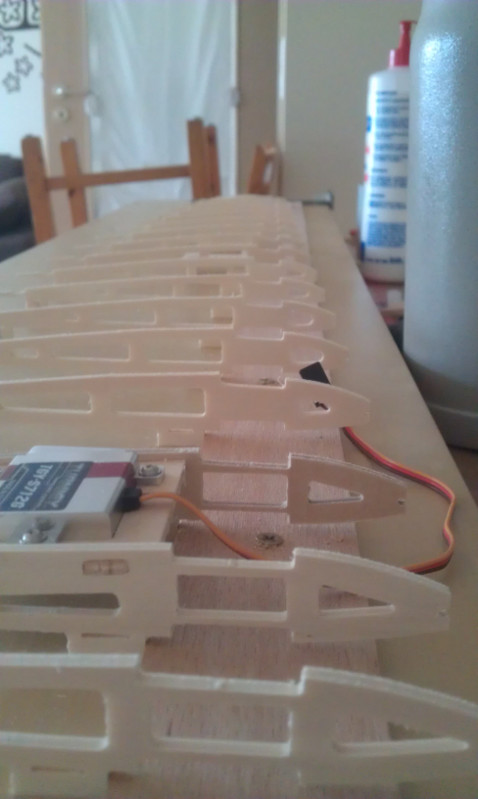 Das Servo kommt später natürlich auf die richtige Seite vom Brett...der Schrauben"zieher" lag aber einfach zu weit weg....