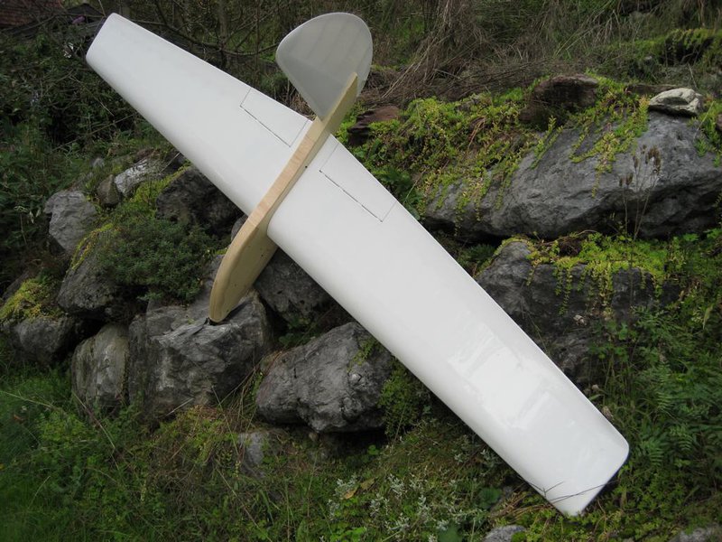 Fertig mit allen Einbauten und einem viel zu schweren Motor sind wir bei 2200g angekommen. Es geht aber 300-400g weniger mit kleineren Servos und einem vernünftigen Motor.