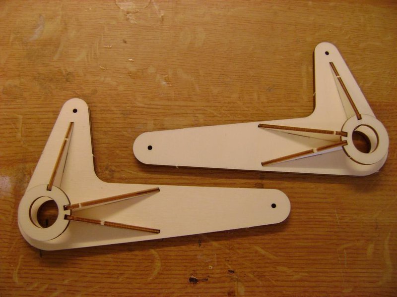 Ganz zum Anfang hab ich erst mal die "Schlüsselteile" der Konstruktion zusammengeleimt. Die beiden Hebel sind nur aus Sperrholz 3mm in mehreren Schichten zusammengeleimt.