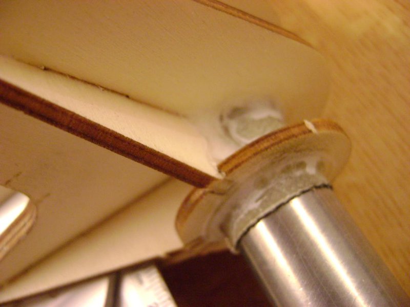 Dann die Löcher ein bisschen nachgearbeitet und jeweils ein Stück von der Steckungshülse mit Sek Kleber eingeklebt.