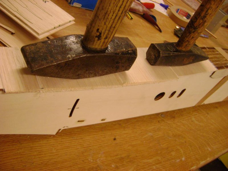 Dann zum Heck hin noch ein paar Brettchen 3mm aufgeleimt. Hier war kein Laser nötig.