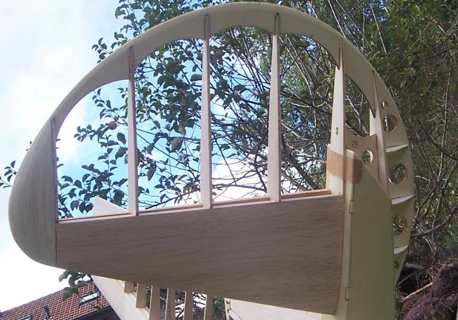 So soll das ganze aussehen wenn alles verschliffen ist. Ich habe bewusst auf Nasen, die später die Flosse im Rumpf führen, verzichtet. Somit kann man die Flosse schöner anleimen.