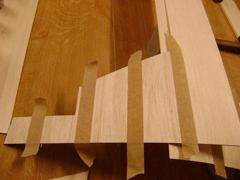 Dann geht's weiter mit der Fläche. Die Beplankungen werden miteinander verbunden. dh. wir stecken die die Teile einfach zusammen und fixieren die spätere "schöne Seite" mit Tesa.