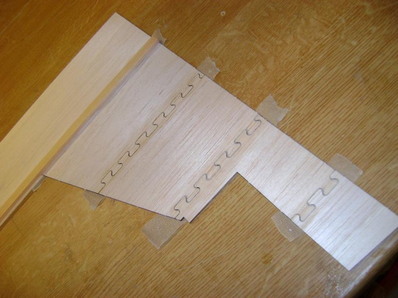 Dann wird mit dem Finger Holzleim in die feinen Spalte eingerieben und das ganze trocknen lassen. Ich hab geplant das alle 4 Beplankungen vor dem Bau der Fläche so vorbereitet werden. Die grosse Frage ist nur ob ich das so im Kit übernehme. Es spart sehr viel Arbeit, ist aber nicht ganz sooo günstig zu fertigen. Auch noch ein grosser Vorteil, die Teile kann man nur schlecht vertauschen und das ganze ergibt automatisch die Tragflächenkontour.