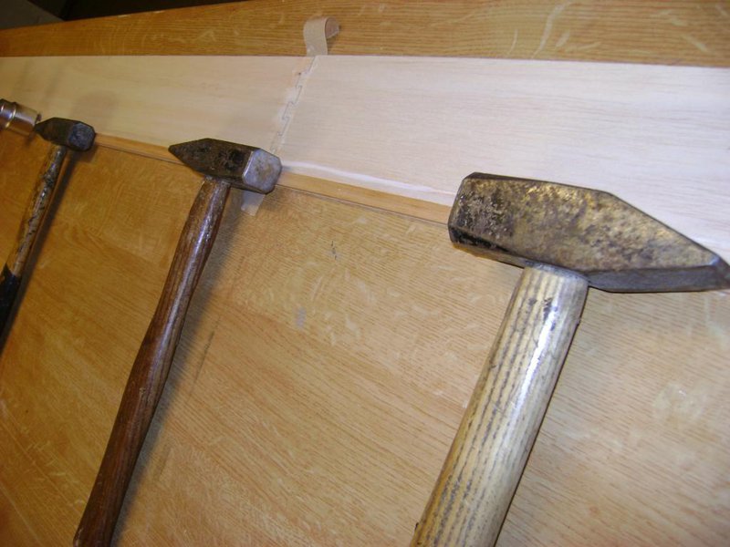 Dann die unteren Holme gleich auf die fertig verleimten Unterseitenbeplankungen fixiert. Es sind übrigens 5X10er Kieferholme. UND auch wichtig, eine linke und eine rechte Fläche bauen :-( Ich hab schon mal den 2. Prototypen vorbereitet, weil ich 2x links gebaut hatte.