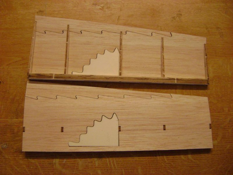 Dann die Rippchen und Scharnierleiste aufleimen.