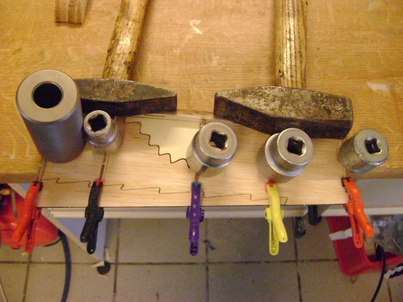 Wegen des S-schlags wird die untere Beplankung hochgezogen. Also vorne plan aufliegen lassen und die Beplankung mit Spannzangen an den Rippchen festheften. So trocknen lassen. Auch noch ein bisschenzu sehen, Die Scharnierlanglöcher hab ich in die jeweiligen Leisten gelasert. Das passt am Schluss absolut perfekt zusammen.