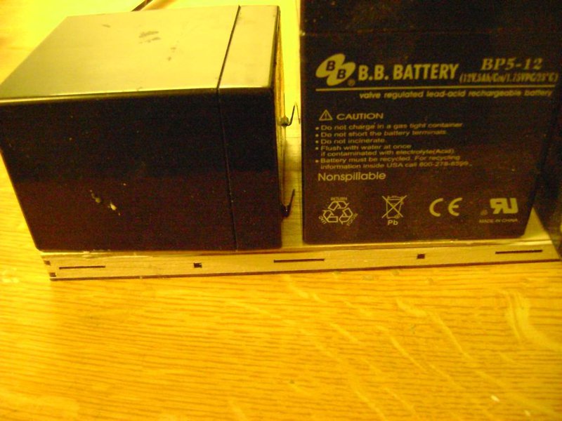 Hier nochmal Ansicht von vorne mit den Scharnierschlitzen. Die sind genau 1,1mm breit und so lang wie ein Kavan Scharnier. Ist eine ziemliche Entwicklungs und Probierzeit nötig gewesen, die Teile so aus dem Laser zu bekommen. Materialdicke ist bei diesem Leistchen 8mm. Ich meine da wird's beim Fräsen auch schon schwierig.