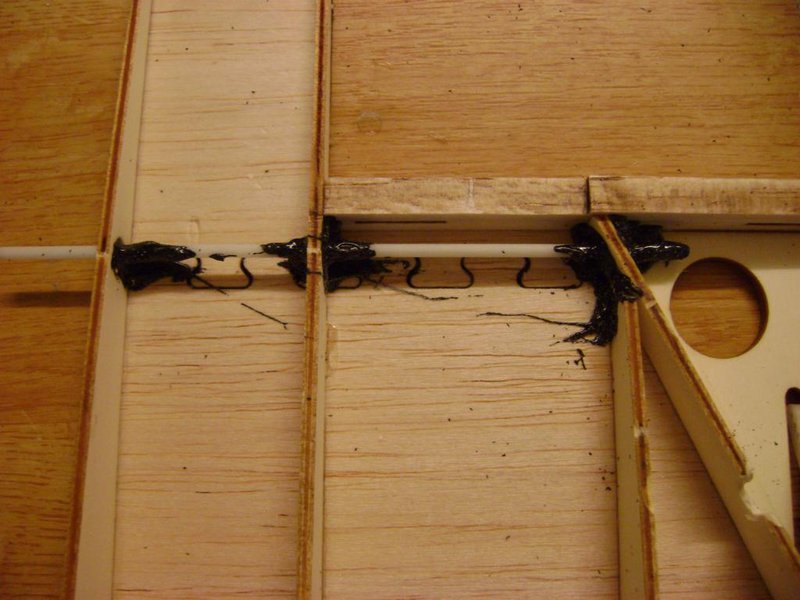 Den Mitnehmer für die Flächenverwindung hab ich auch gleich mit eingeharzt. Hier hab ich 3mm GFK Stab genommen.