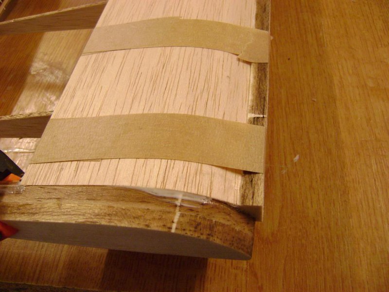 2. Nasenleiste drauf und fixieren. Auch die Randbögen aus 2X8mm Balsa angeleimt.