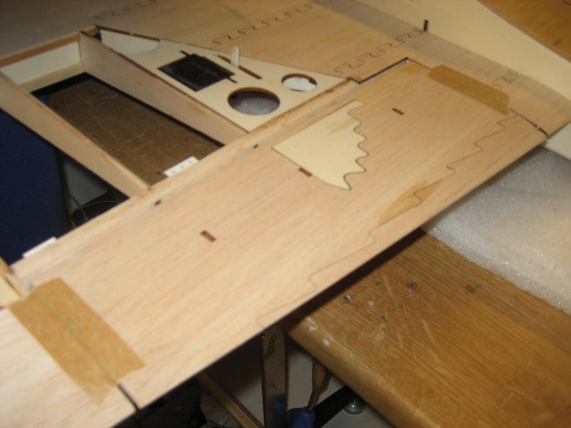 Die Klappen wurden mit den Scharnieren eingesteckt und mit der Fläche verschliffen.