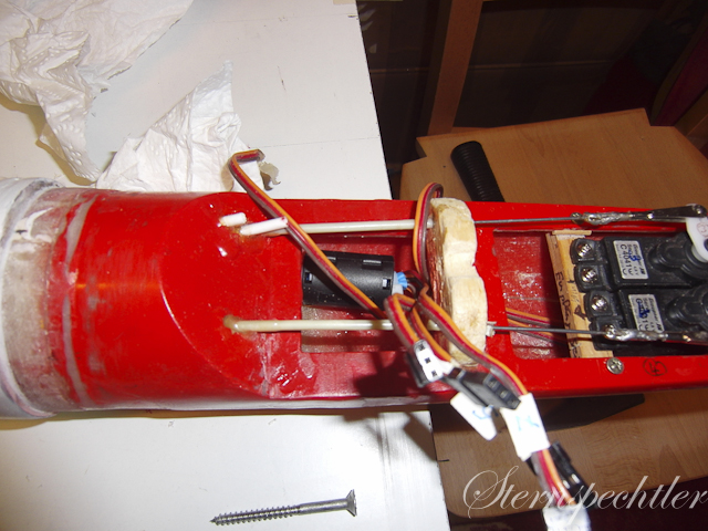 Verkabelung gebündelt, neu verlötet und mit Feritkernmagnet gemantelt.