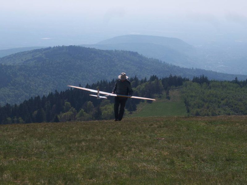 100_4980.jpg (97.55 KiB) 1493 mal betrachtet Wolfgang mit der Crossfire, welche ich dann leider aus dem Hang bergen musste...heul...völlig platt die arme...