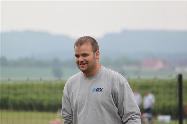 Tobi lacht noch weil er sich vor der Schutzgeldzahlung drücken konnte