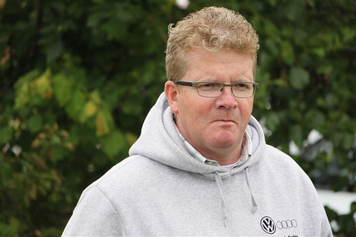 Auch der noch nichts ahnende Sieger verspannt sich leicht