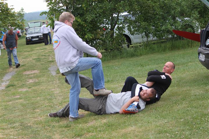 Aber hier kommt keiner einfach soo davon. Nachdem das Auto zerkratzt und das Modell zermatscht war gings an den Piloten - aber ordentlich