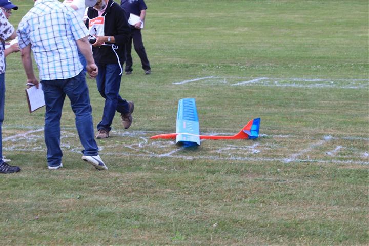 Auch das Holz findet ins Ziel