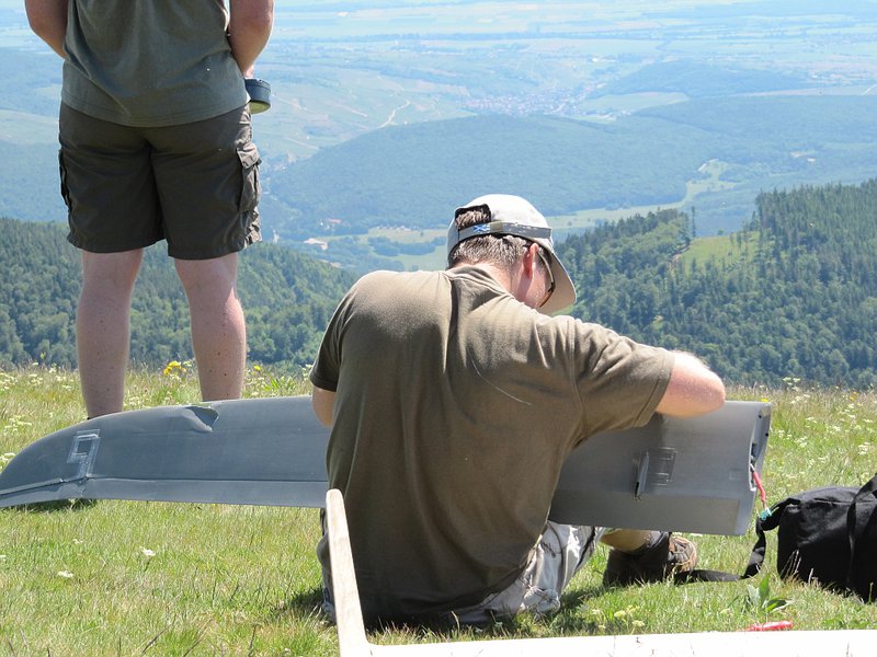 ...wer trifft die 2 Pfosten auf der Landewiese? Genau! Unser Michel mit der Escellirace. Aber egal, Gaffatape drüber und wieder raus mit der Gurke!