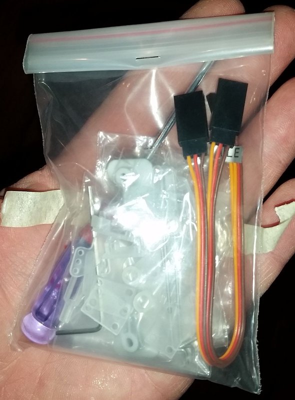 Alles dabei um den Vogel innerhalb weniger Minuten flügge zu basteln, sogar ein V-Kabel für die Spektrumpiloten ;-)