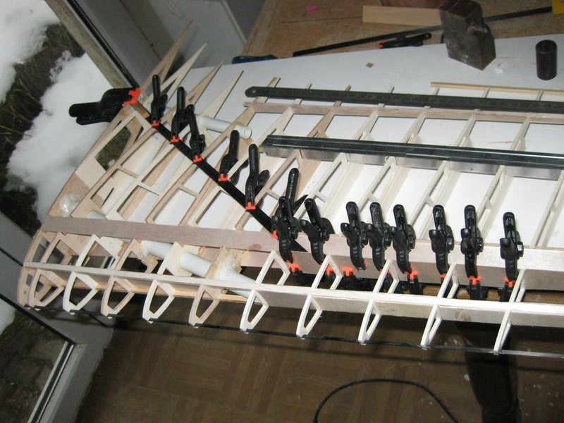 Bau der aussteifenden Diagonalstrukturen und Wannen für die laminierten Holme