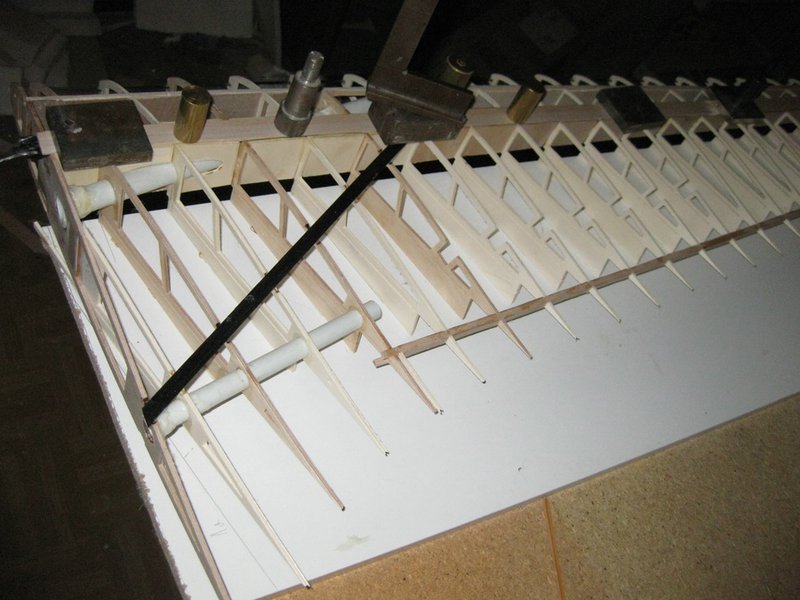 Um den Holmgurt nach dem aushärten besser für die anschließende Beplankung vorbereiten zu können werden die Holmwannen etwas tiefer geplant und das CFK-Laminat mit weichem Balsa abgedeckt. Das Balsa läßt sich später viel leichter in Profilkontur fürs beplanken schleifen als ausgehärtetes Laminat..und man schleift keine dringend gebrauchten Fasern weg