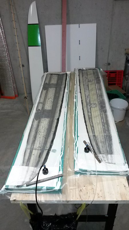 Thor-Fläche konnte fertig (Holmgurt und Innenlage) abgesaugt werden