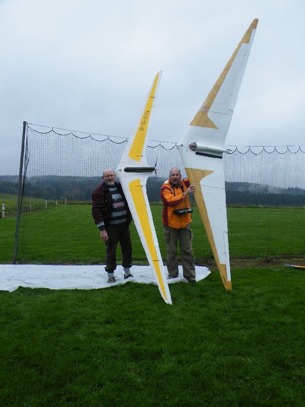 4 Meter kann klein aber auch Groß sein , gegen Uwes Flieger aber klein