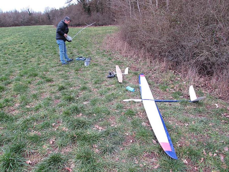 Shooter, Strong Mini Slim und die Fläche des Opus, die bei 227 km/h ohne Rumpf alleine weiter fliegen wollte, was aber nur bis zu den Füßen des Piloten gelungen ist.