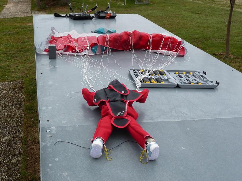 Die Landung hat er nicht überlebt. Überall Wiese und der Typ trifft den Aufbautisch