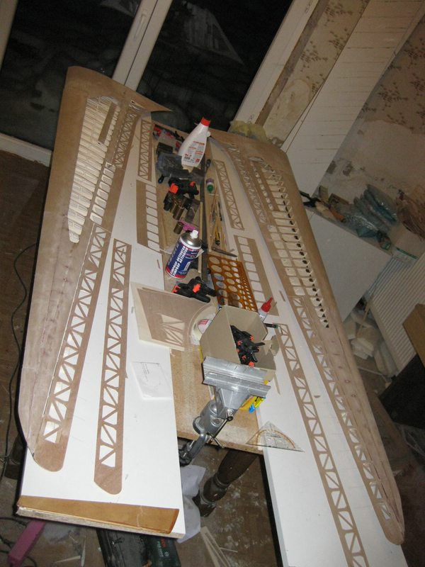 Die fertige Beplankung oben sieht schon ermutigend aus, aber es fehlt mit den ganzen Einbauten und der Unterseitenbeplanung ja noch weit mehr als die Hälfte