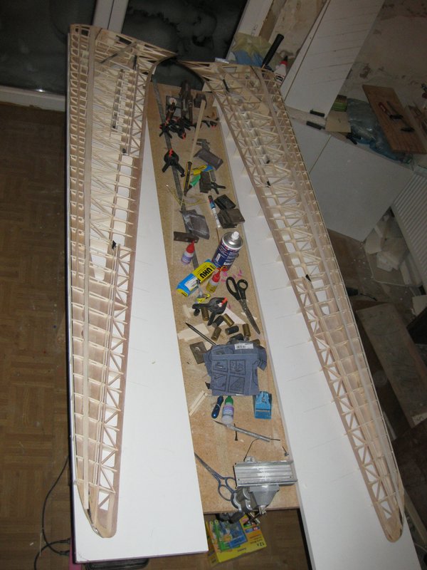 Vor dem Beplanken der Unterseite müssen alle restlichen Verkastungen eingebaut und die Kabel eingezogen werden, später kommt man da viel schlechter ran