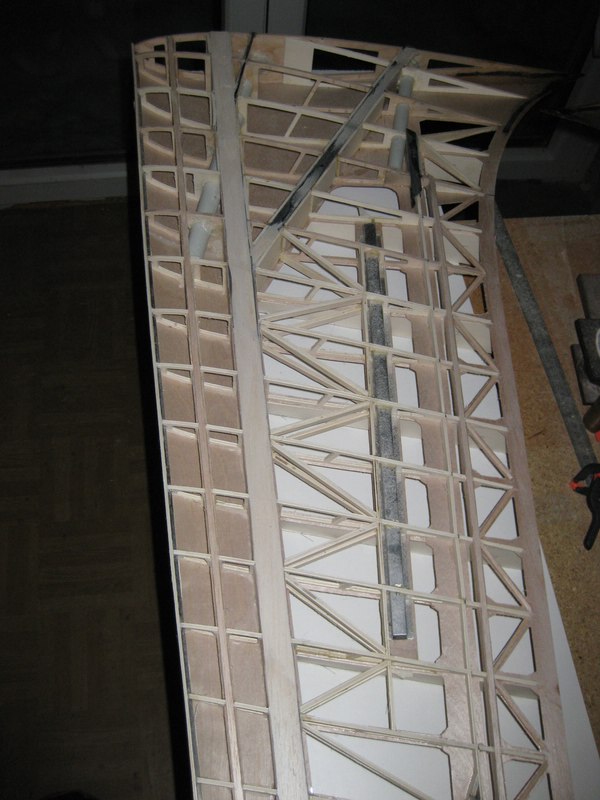 Um der Flatterproblematik der bisher gebauten Modelle entgegen zu wirken hab ich in den offenen Feldern des Innenflügels Pappelsperrholz-Diagonalen eingesetzt und dem holmlos konstruierten Bereich der Flächensteckung je einen CFK-Ober- und Untergurt zur Aussteifung spendiert.